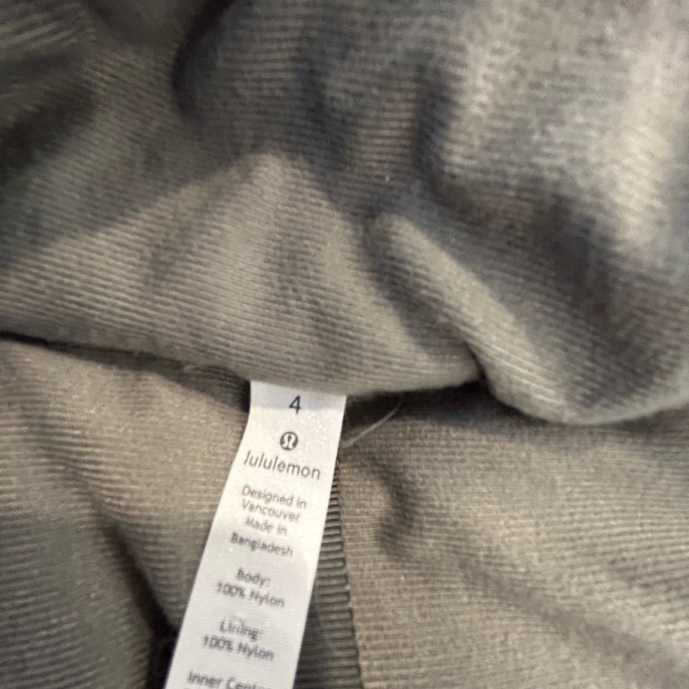 Lululemon goose down longline puffer vest. Size 4. Green. Pockets. New condition - Picture 9 of 13